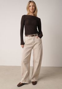 Born2be - Beżowe Bawełniane Jeansy o Kroju Balloon z Wysokim Stanem i Przeszyciami Katameia. Okazja: na co dzień. Stan: podwyższony. Kolor: beżowy. Wzór: aplikacja. Styl: casual, elegancki #1