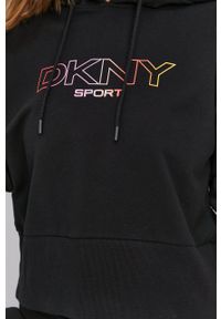 DKNY - Dkny Bluza DP1T8023 damska kolor czarny z kapturem z nadrukiem. Typ kołnierza: kaptur. Kolor: czarny. Wzór: nadruk #4