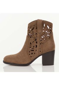 Brązowe botki damskie na słupku M.Daszyński Sa250-5. Okazja: na co dzień. Nosek buta: okrągły. Kolor: brązowy. Szerokość cholewki: normalna. Materiał: zamsz. Sezon: wiosna, jesień, lato. Obcas: na słupku. Styl: casual, elegancki, boho, klasyczny. Wysokość obcasa: średni #1