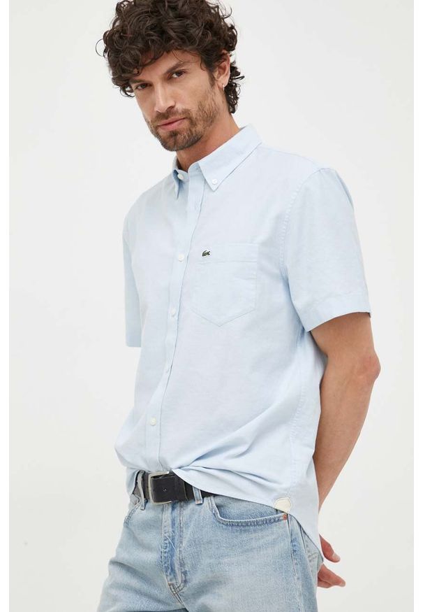 Lacoste koszula bawełniana męska kolor niebieski regular z kołnierzykiem button-down. Typ kołnierza: button down. Kolor: niebieski. Materiał: bawełna. Długość rękawa: krótki rękaw. Długość: krótkie