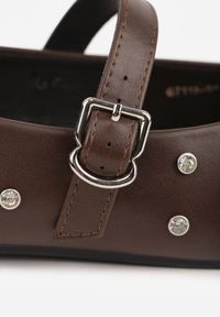 Born2be - Brązowe Balerinki Vices z Ćwiekami Paskiem z Klamerką i Skórzaną Wkładką Riletra. Okazja: na co dzień, na randkę. Zapięcie: pasek. Kolor: brązowy. Materiał: skóra. Wzór: grochy. Styl: casual, klasyczny, elegancki #3