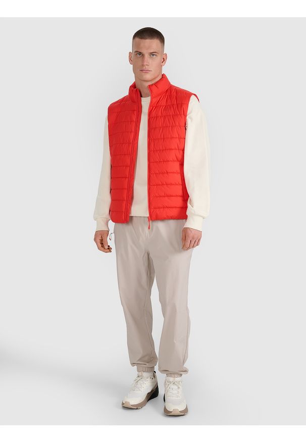 4f - 4F Bezrękawnik puchowy z wypełnieniem syntetycznym męski - czerwony L. Okazja: na co dzień. Typ kołnierza: kołnierzyk stójkowy, kaptur. Kolor: czerwony. Materiał: puch, syntetyk. Długość rękawa: bez rękawów. Długość: długie. Styl: casual, klasyczny, sportowy
