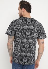 Born2be - Czarna Koszulka z Bawełny w Abstrakcyjny Print Laeliana. Okazja: na co dzień. Kolor: czarny. Materiał: bawełna. Wzór: nadruk. Styl: casual #4