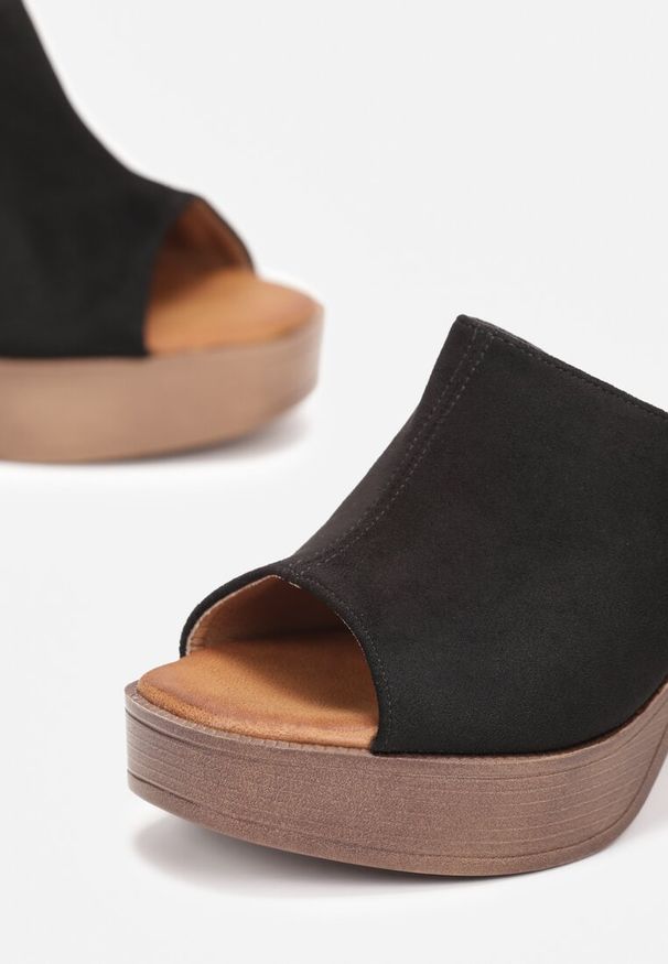 Renee - Czarne Klapki z Szerokim Paskiem na Słupku w Stylu Drewniaków Sabirah. Kolor: czarny. Obcas: na słupku. Styl: boho