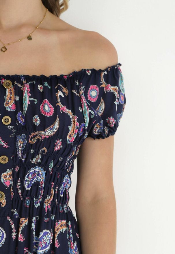 Born2be - Granatowa Rozkloszowana Sukienka Bawełniana Hiszpanka we Wzór Paisley Dottia. Typ kołnierza: dekolt hiszpanka. Kolor: niebieski. Materiał: bawełna. Wzór: paisley