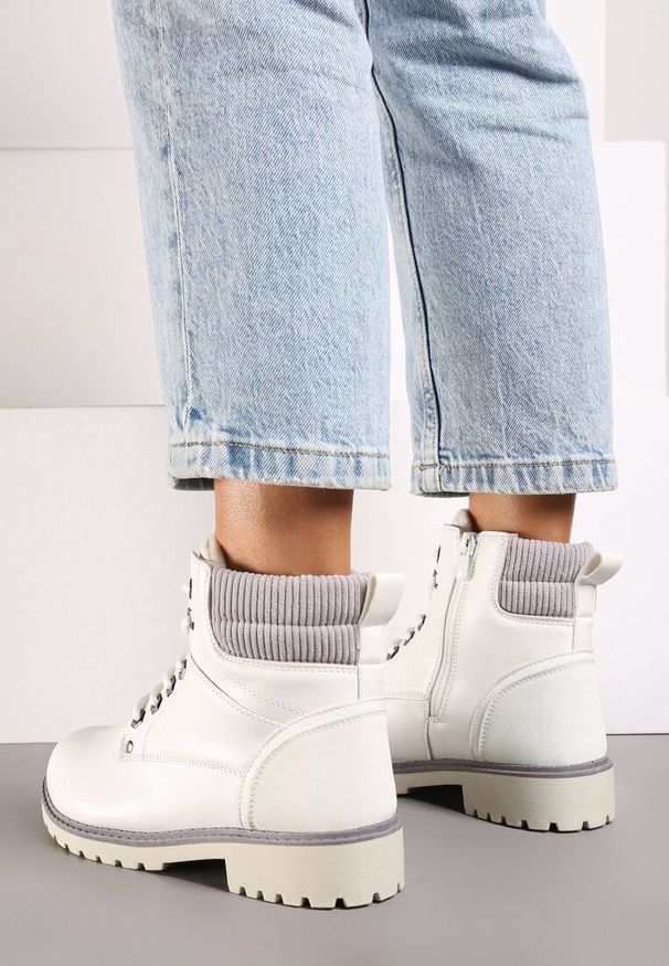 Born2be - Białe Płaskie Klasyczne Traperki ze Sznurowaniem Lobanne. Kolor: biały. Materiał: jeans, wełna. Sezon: zima, jesień. Styl: klasyczny