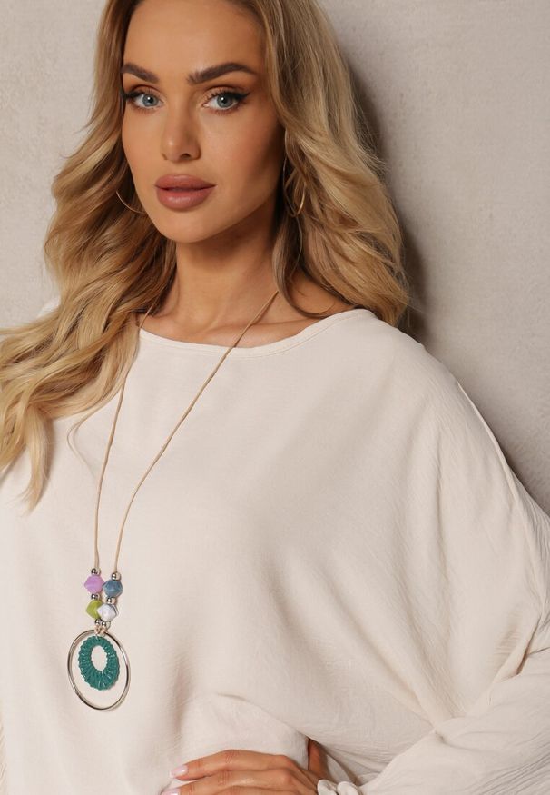 Renee - Beżowa Bluzka o Fasonie Nietoperza z Naszyjnikiem Kenola. Kolor: beżowy. Styl: elegancki