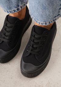 Renee - Czarne Klasyczne Trampki na Żłobionej Podeszwie Levanatia. Kolor: czarny. Materiał: jeans, koronka. Styl: klasyczny #8