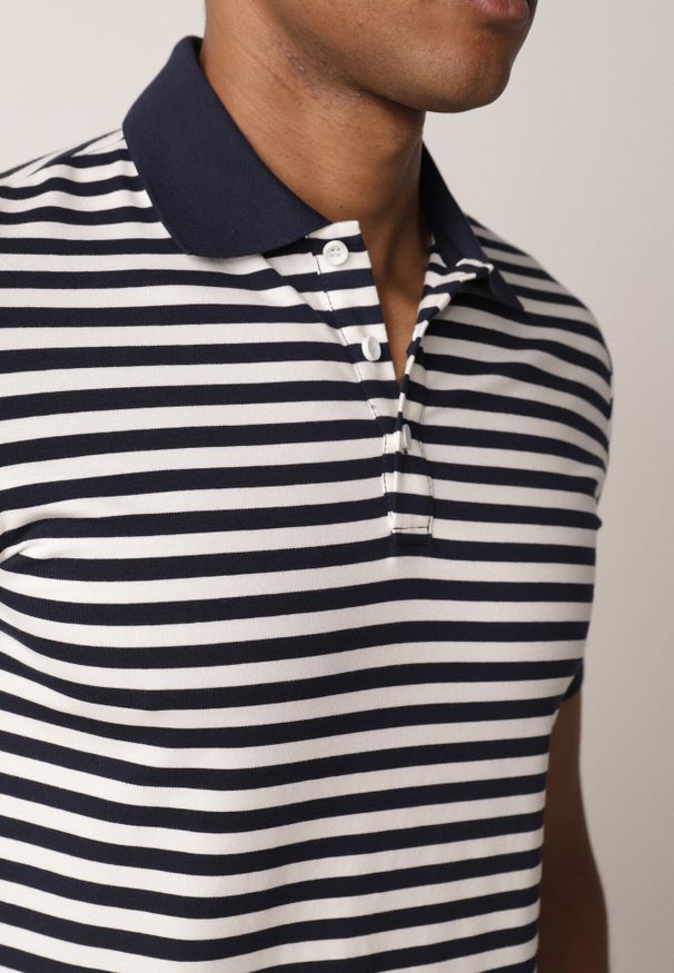 Born2be - Granatowa Bawełniana Koszulka Polo w Paski w Stylu Casual Elunilla. Okazja: na co dzień. Typ kołnierza: polo. Kolor: niebieski. Materiał: bawełna. Wzór: paski. Styl: casual