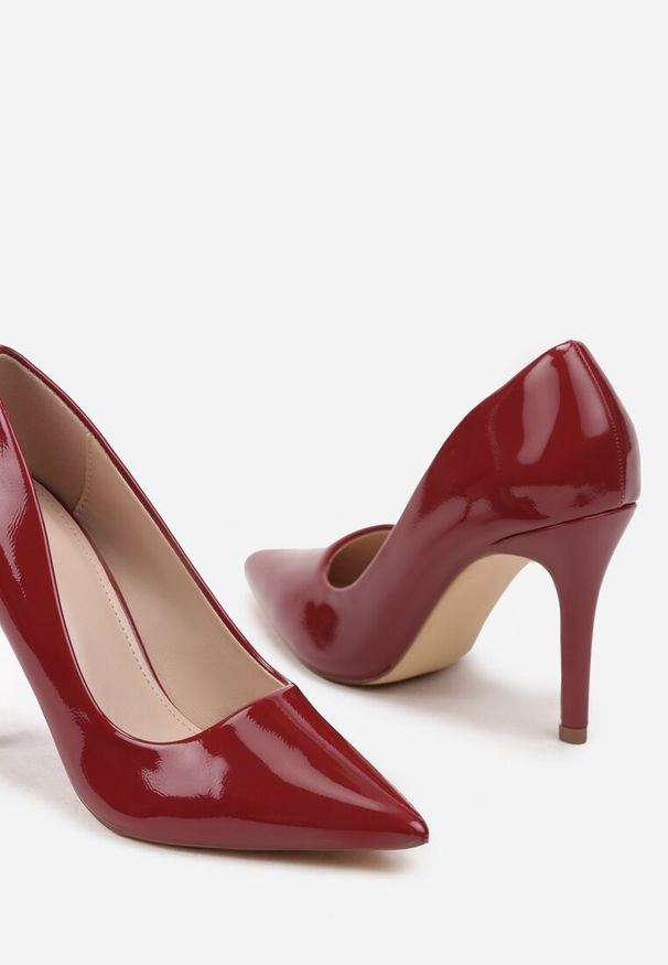 Renee - Bordowe Szpilki Lakierowane w Klasycznym Stylu Rotina. Zapięcie: bez zapięcia. Kolor: czerwony. Materiał: lakier. Szerokość cholewki: normalna. Wzór: gładki. Obcas: na szpilce. Styl: klasyczny