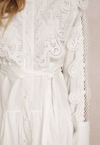 Renee - Biała Sukienka Laodilea. Kolor: biały. Materiał: materiał, koronka. Wzór: koronka. Styl: klasyczny. Długość: mini #5