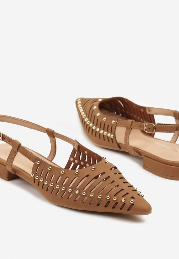 Renee - Brązowe Sandały Vices w Stylu Mules z Nitami i Drobnymi Wycięciami Vevalora. Okazja: na co dzień. Kolor: brązowy. Obcas: na obcasie. Styl: elegancki, casual. Wysokość obcasa: średni