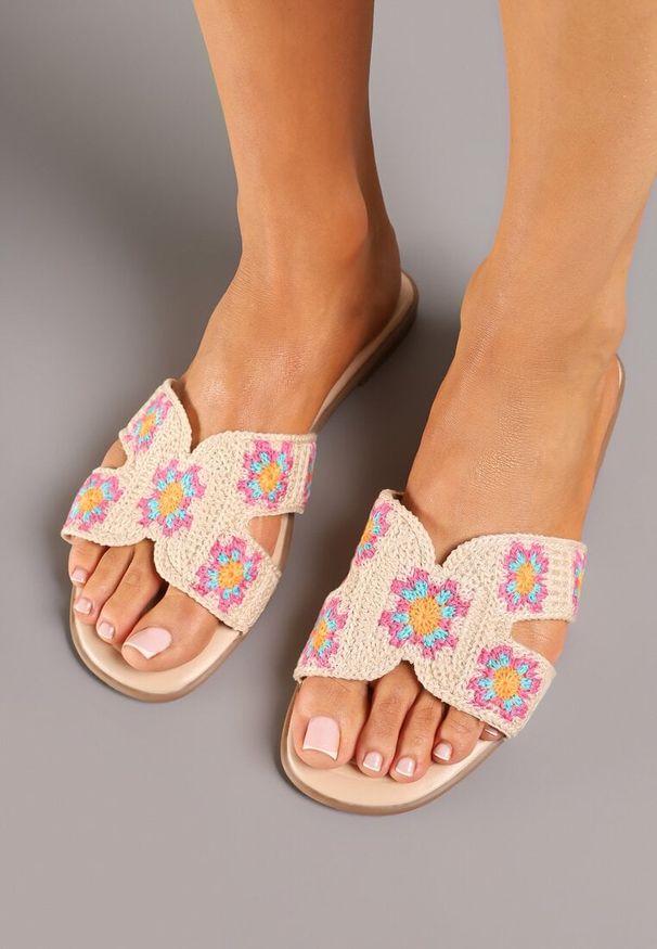 Renee - Beżowo-Fioletowe Klapki z Szydełkowym Zdobieniem w Kwiaty na Płaskiej Podeszwie Fenela. Okazja: na co dzień. Nosek buta: otwarty. Kolor: beżowy. Materiał: jeans. Wzór: aplikacja, kwiaty. Obcas: na płaskiej podeszwie. Styl: casual, elegancki