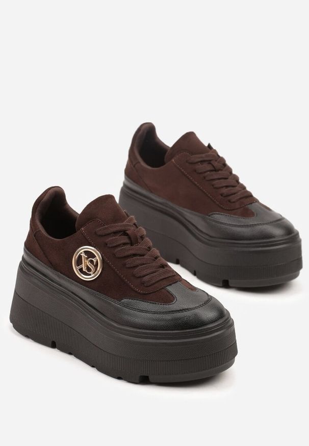 Renee - Brązowe Chunky Sneakersy Vices na Platformie z Okrągłym Detalem Sedvira. Okazja: na spacer. Nosek buta: okrągły. Kolor: brązowy. Materiał: jeans, skóra, koronka. Obcas: na platformie. Sport: turystyka piesza
