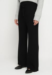 Born2be - Czarne Szerokie Spodnie High Waist z Wiskozą z Gumką w Pasie Essica. Okazja: na co dzień. Stan: podwyższony. Kolor: czarny. Materiał: wiskoza. Wzór: aplikacja. Styl: elegancki, casual