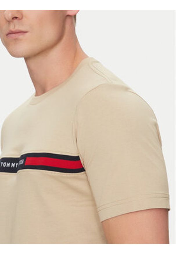 TOMMY HILFIGER - Tommy Hilfiger T-Shirt Chest Insert MW0MW36498 Beżowy Regular Fit. Kolor: beżowy. Materiał: bawełna