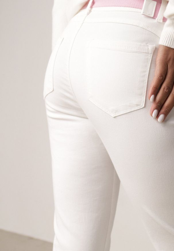 Born2be - Białe Jeansy z Bawełną i Wiskozą o Kroju Mom Fit z Apaszką i Paskiem Hetirae. Okazja: na co dzień. Kolor: biały. Styl: casual, elegancki