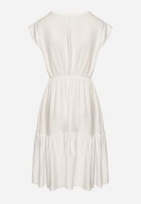 Born2be - Biała Wiskozowa Sukienka o Rozkloszowanym Kroju Lizena. Okazja: na co dzień, na imprezę. Kolor: biały. Materiał: wiskoza. Sezon: wiosna, lato. Styl: klasyczny, casual #6