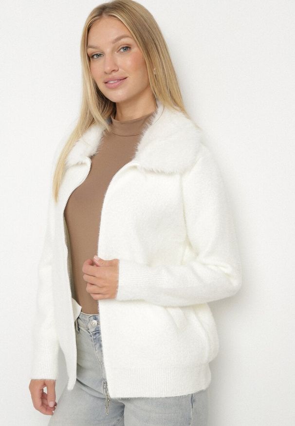 Born2be - Jasnobeżowy Kardigan z Wełną z Futrzanym Kołnierzem Zapinany na Suwak Sistte. Okazja: na co dzień. Kolor: beżowy. Materiał: futro, wełna. Długość rękawa: długi rękaw. Długość: długie. Styl: casual