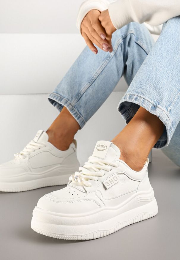Born2be - Beżowe Buty Sportowe na Platformie z Ozdobnymi Perełkami Jarilne. Okazja: na co dzień, na uczelnię. Kolor: beżowy. Materiał: jeans. Sezon: lato, wiosna. Obcas: na platformie. Wysokość obcasa: średni