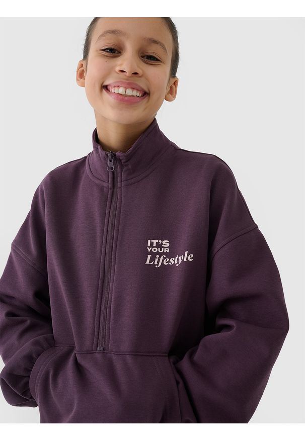 4f - 4F Bluza dresowa nierozpinana bez kaptura dziewczęca - fioletowa 134 (8-9 lat). Okazja: na co dzień. Typ kołnierza: bez kaptura. Kolor: fioletowy. Materiał: dresówka. Wzór: napisy, gładki, ze splotem. Sezon: lato. Styl: casual, sportowy