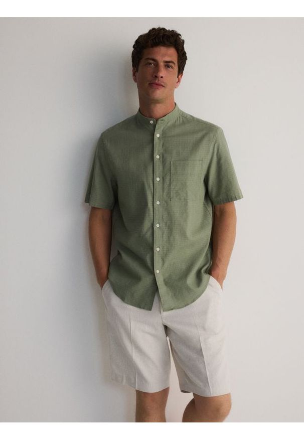 Reserved - Koszula comfort z domieszką lnu - jasnozielony. Kolor: zielony. Materiał: len