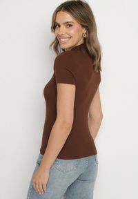 Born2be - Brązowy Bawełniany T-shirt Prążkowany Typu Polo z Guzikami Avelavia. Okazja: na co dzień. Typ kołnierza: polo. Kolor: brązowy. Materiał: prążkowany, bawełna. Styl: klasyczny, casual