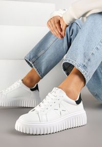 Renee - Biało-Czarne Sneakersy na Platformie z Tłoczeniem i Brokatową Wstawką Nuselin. Okazja: na co dzień. Kolor: biały. Materiał: jeans, skóra. Obcas: na platformie