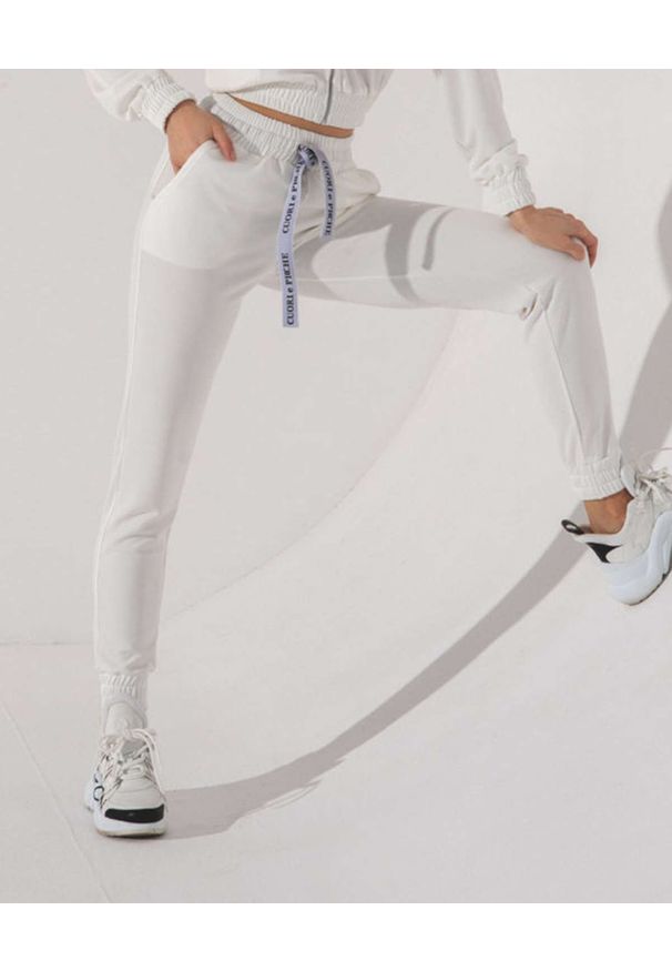 CUORI e PICCHE - Białe spodnie dresowe z logo WHITE ESTI. Kolor: biały. Materiał: dresówka