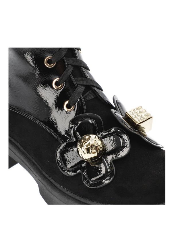 Czarne Botki S.Barski Modne Buty Damskie. Okazja: na co dzień, na spotkanie biznesowe. Zapięcie: sznurówki. Kolor: czarny. Materiał: lakier, skóra ekologiczna. Wzór: kwiaty. Obcas: na obcasie. Styl: biznesowy, casual, rockowy. Wysokość obcasa: średni