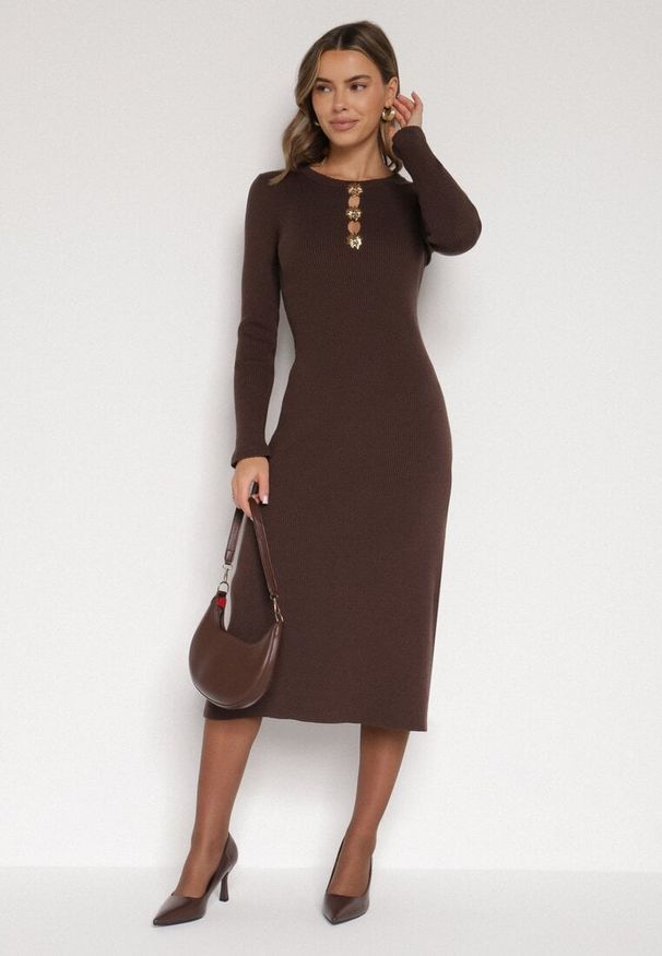Born2be - Brązowa Dopasowana Sukienka z Prążkowanej Dzianiny z Wiskozą z Aplikacjami Tusmana. Kolor: brązowy. Materiał: prążkowany, dzianina, wiskoza. Wzór: aplikacja. Styl: elegancki