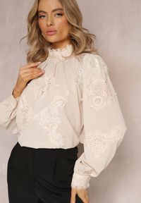 Renee - Beżowa Bluzka Ozdobiona Koronką z Półgolfem Esharice. Kolor: beżowy. Materiał: koronka. Wzór: aplikacja, koronka. Styl: elegancki #4
