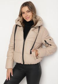 Born2be - Beżowa Pikowana Kurtka Puffer z Kapturem i Ozdobnymi Taśmami Relania. Okazja: na co dzień, na spacer. Typ kołnierza: kaptur. Kolor: złoty. Materiał: skóra, poliester, dzianina. Styl: casual