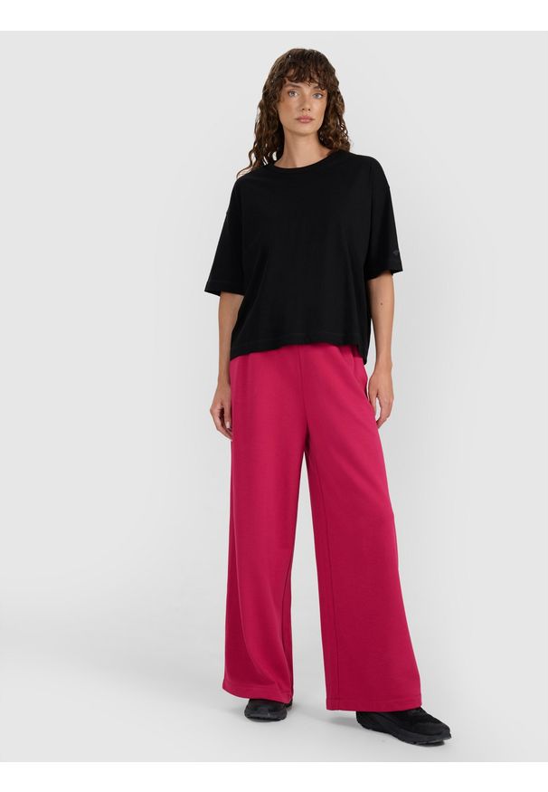 4f - 4F Spodnie dresowe z szerokimi nogawkami damskie - różowe XL. Kolor: różowy. Materiał: dresówka. Wzór: gładki, ze splotem
