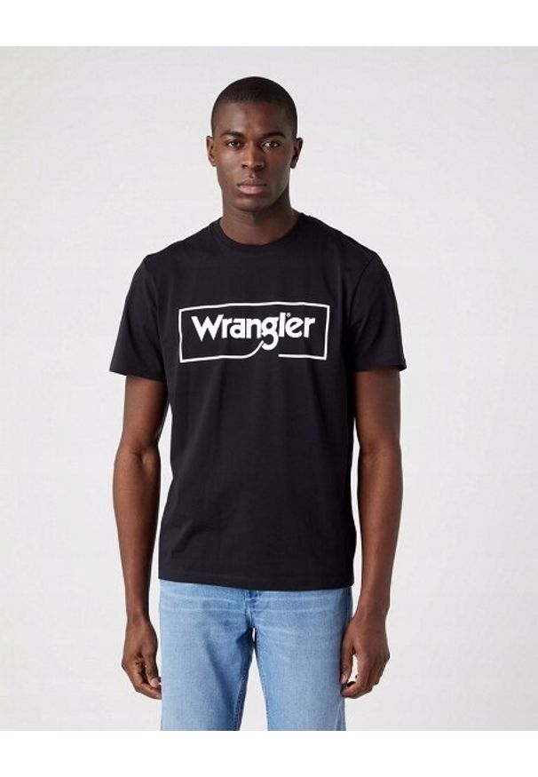 Wrangler - WRANGLER FRAME LOGO TEE MĘSKI T-SHIRT KOSZULKA LOGO NADRUK W70JD3100 112319290. Okazja: na co dzień. Materiał: bawełna, skóra. Wzór: nadruk. Styl: klasyczny, casual, elegancki