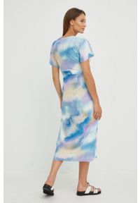 Answear Lab sukienka midi rozkloszowana. Kolor: niebieski. Typ sukienki: rozkloszowane. Styl: wakacyjny. Długość: midi