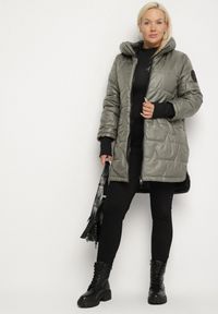 Born2be - Zielona Przejściowa Kurtka z Pikowanymi Przeszyciami Fesinoa. Okazja: na co dzień, na spacer. Typ kołnierza: kaptur. Kolekcja: plus size. Kolor: zielony. Materiał: jeans. Styl: casual #7