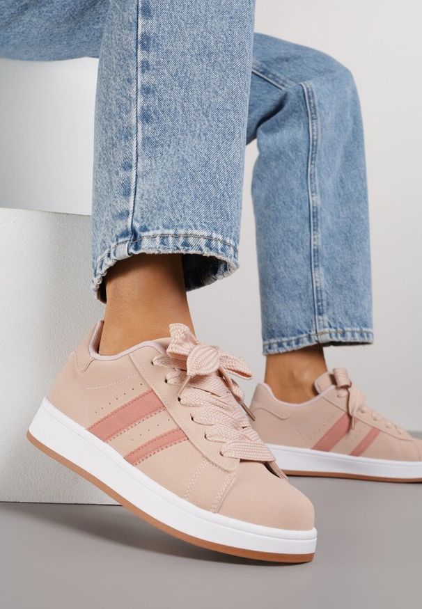 Renee - Różowe Sneakersy na Niskiej Platformie z Naszywkami Flordexia. Okazja: na co dzień. Kolor: różowy. Materiał: jeans. Wzór: aplikacja. Obcas: na platformie