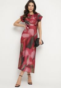 Born2be - Czerwona Rozkloszowana Sukienka w Abstrakcyjny Print z Ozdobnym Marszczeniem Tillanara. Okazja: na imprezę. Kolor: czerwony. Wzór: nadruk. Styl: elegancki, wizytowy #4