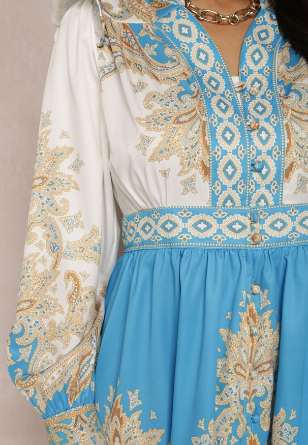 Renee - Biało-Niebieska Sukienka Basaste. Kolor: niebieski. Materiał: tkanina. Długość rękawa: długi rękaw. Wzór: aplikacja, kolorowy. Długość: mini