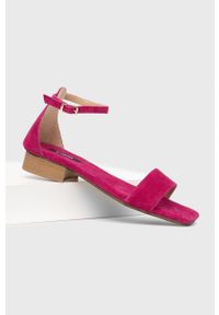 Answear Lab sandały zamszowe damskie kolor różowy. Zapięcie: klamry. Kolor: różowy. Materiał: zamsz. Wzór: gładki. Styl: wakacyjny #2