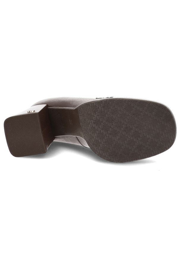 CheBello - Półbuty damskie Chebello, wsuwane skórzane eleganckie z okrągłym noskiem z ozdobą i wsuwane, brązowe, 4780-545. Nosek buta: okrągły. Zapięcie: bez zapięcia, sprzączka. Kolor: brązowy. Szerokość cholewki: normalna. Wzór: aplikacja. Materiał: skóra. Obcas: na obcasie. Styl: elegancki. Wysokość obcasa: średni