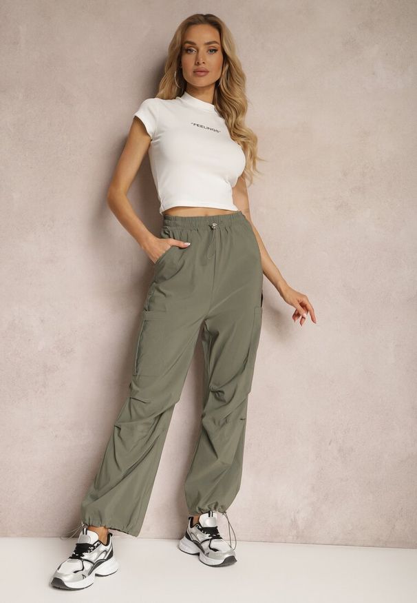 Renee - Ciemnozielone Szerokie Spodnie High Waist w Stylu Bojówek Wykończone Gumką w Talii Ellcara. Okazja: na co dzień. Stan: podwyższony. Kolor: zielony. Materiał: satyna. Wzór: moro. Styl: elegancki, wizytowy, sportowy, militarny, casual