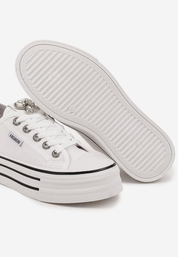 Born2be - Białe Trampki na Grubej Podeszwie z Aplikacją z Cyrkoniami Galtewin. Okazja: na co dzień. Kolor: biały. Materiał: jeans. Wzór: aplikacja. Sezon: lato, wiosna. Obcas: na obcasie. Styl: elegancki, casual. Wysokość obcasa: niski