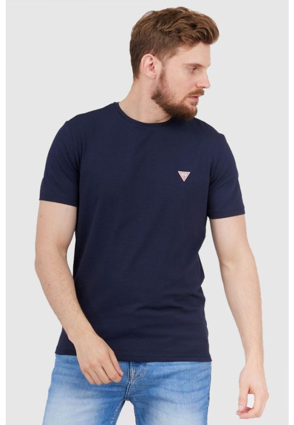 Guess - GUESS Granatowy t-shirt męski z małym logo. Kolor: niebieski. Wzór: aplikacja