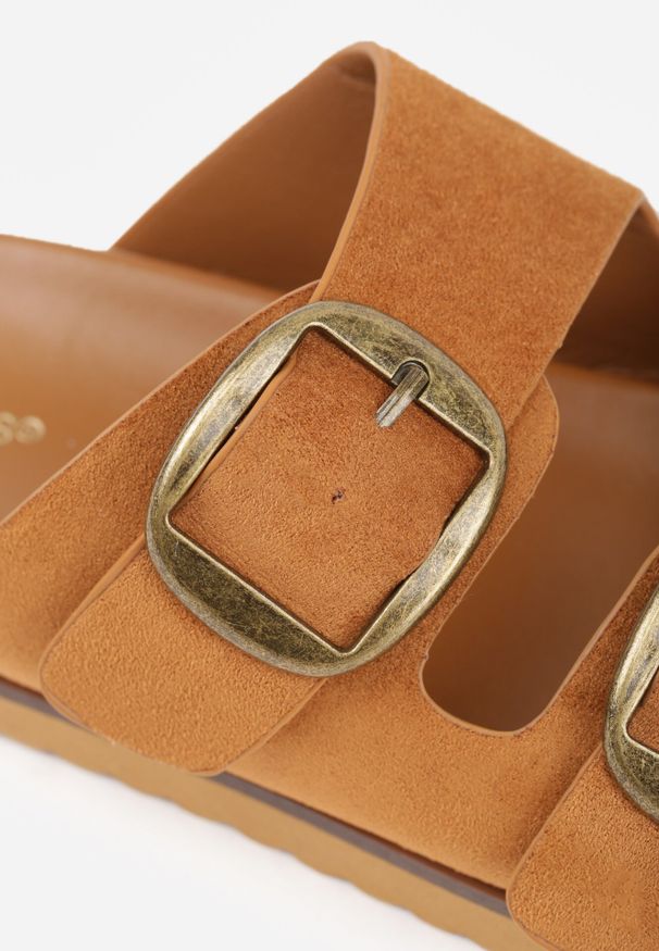 Born2be - Jasnobrązowe Klapki VICES z Dwoma Paskami i Metalicznymi Klamrami Kaliniassi. Okazja: na co dzień. Kolor: brązowy. Materiał: jeans. Styl: elegancki, klasyczny, casual