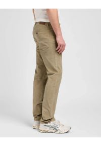 Lee - MESKIE SPODNIE LEE SLIM FIT MVP OSCAR KHAKI 112370603. Kolor: brązowy #3