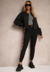 Renee - Czarne Spodnie Dresowe High Waist Wykończone Lampasami i Ozdobione Napisem Sikara. Okazja: na co dzień. Stan: podwyższony. Kolor: czarny. Materiał: dresówka. Długość: krótkie. Wzór: napisy, aplikacja. Styl: sportowy, elegancki, casual #4
