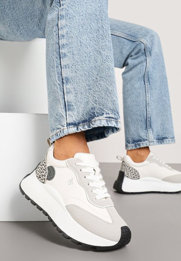 Renee - Białe Sneakersy Vices na Platformie Ozdobione Naszywką i Panterką Selothiel. Okazja: na co dzień. Kolor: biały. Materiał: jeans. Wzór: motyw zwierzęcy, aplikacja. Obcas: na platformie