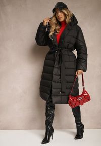 Renee - Czarna Kurtka z Pikowanym Przeszyciem i Kapturem Zapinana na Napy i Wiązana w Talii Tiliola. Okazja: na co dzień, na spacer. Kolor: czarny. Materiał: jeans. Styl: klasyczny, casual, elegancki, wizytowy #3